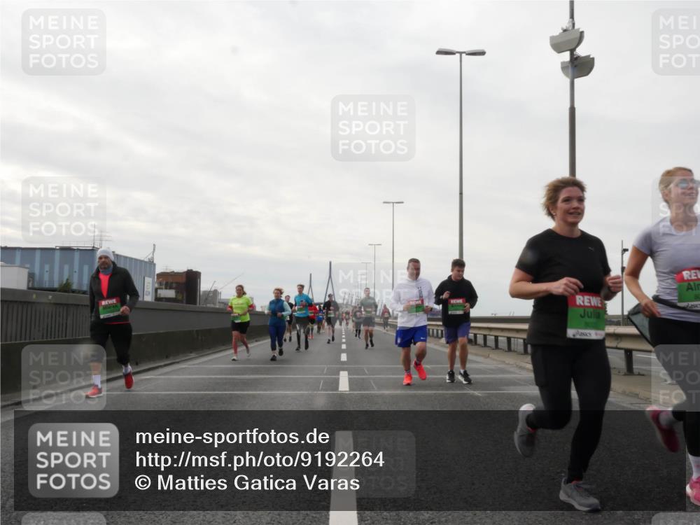 03.10.2025 - Köhlbrandbrückenlauf Matties Gatica Varas http://msf.ph/oto/9192264 03.10.2025 16:09:47 Position 3 800 meine-sportfotos.de