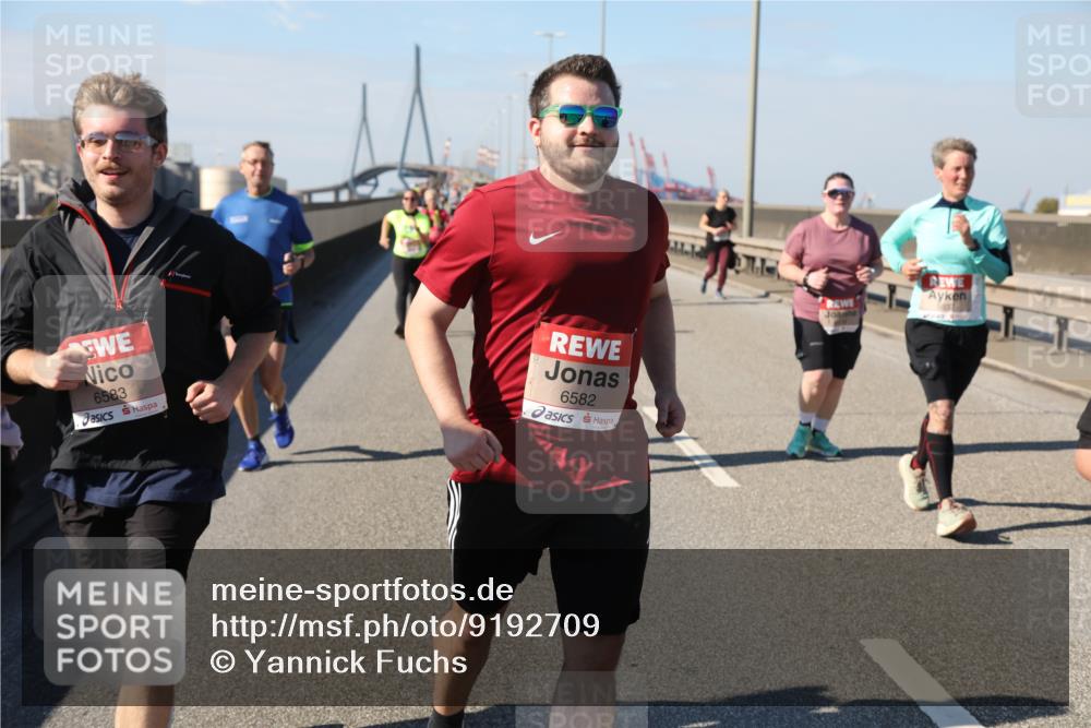 03.10.2025 - Köhlbrandbrückenlauf Yannick Fuchs http://msf.ph/oto/9192709 03.10.2025 12:14:32 Position 3 6583, 6582 meine-sportfotos.de