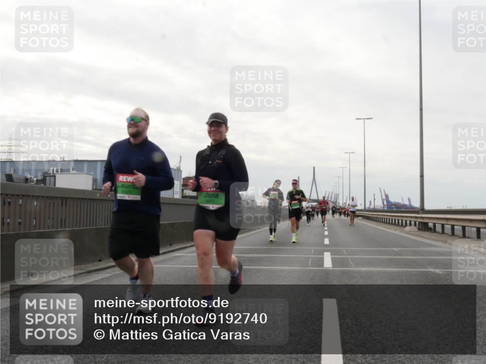 03.10.2025 - Köhlbrandbrückenlauf Matties Gatica Varas http://msf.ph/oto/9192740 03.10.2025 16:11:40 Position 3 8323, 8472 meine-sportfotos.de