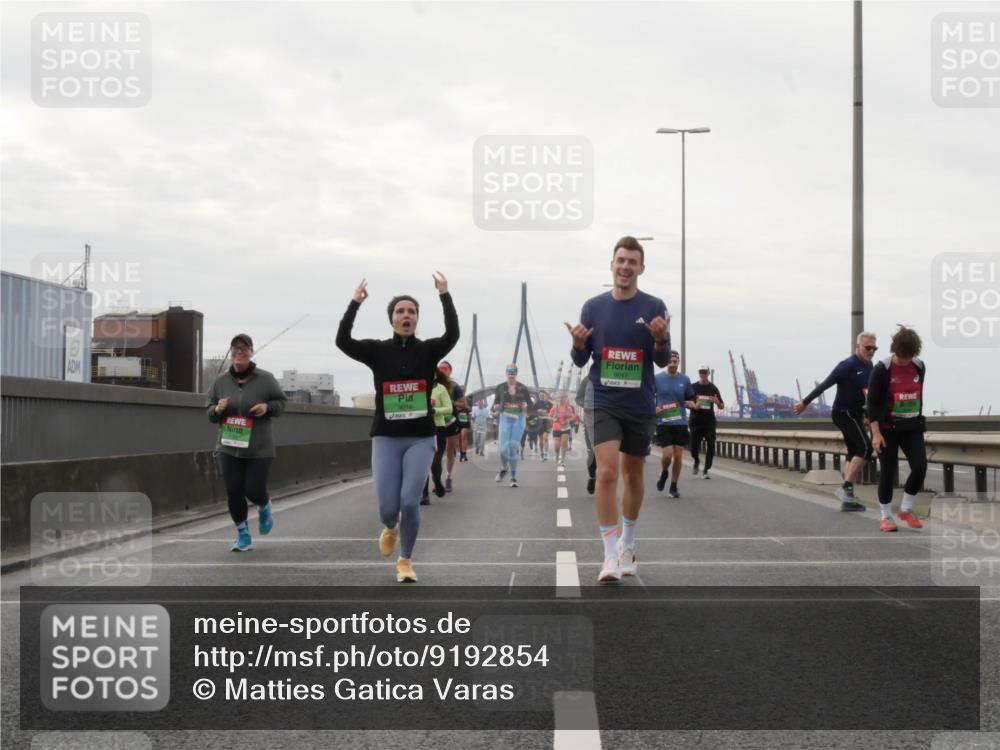 03.10.2025 - Köhlbrandbrückenlauf Matties Gatica Varas http://msf.ph/oto/9192854 03.10.2025 16:12:15 Position 3 9017 meine-sportfotos.de