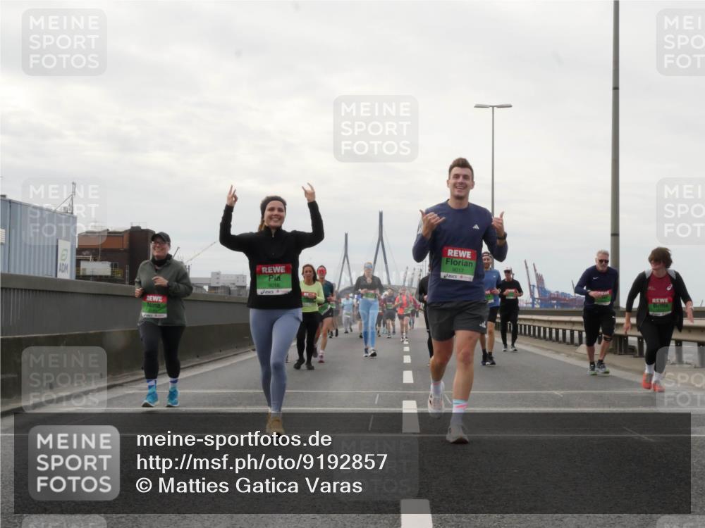 03.10.2025 - Köhlbrandbrückenlauf Matties Gatica Varas http://msf.ph/oto/9192857 03.10.2025 16:12:15 Position 3 9016, 9017 meine-sportfotos.de
