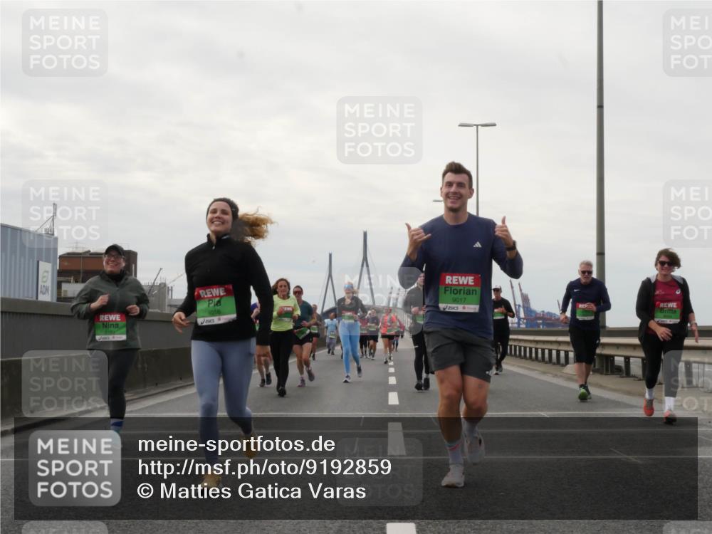 03.10.2025 - Köhlbrandbrückenlauf Matties Gatica Varas http://msf.ph/oto/9192859 03.10.2025 16:12:16 Position 3 9016, 9017 meine-sportfotos.de