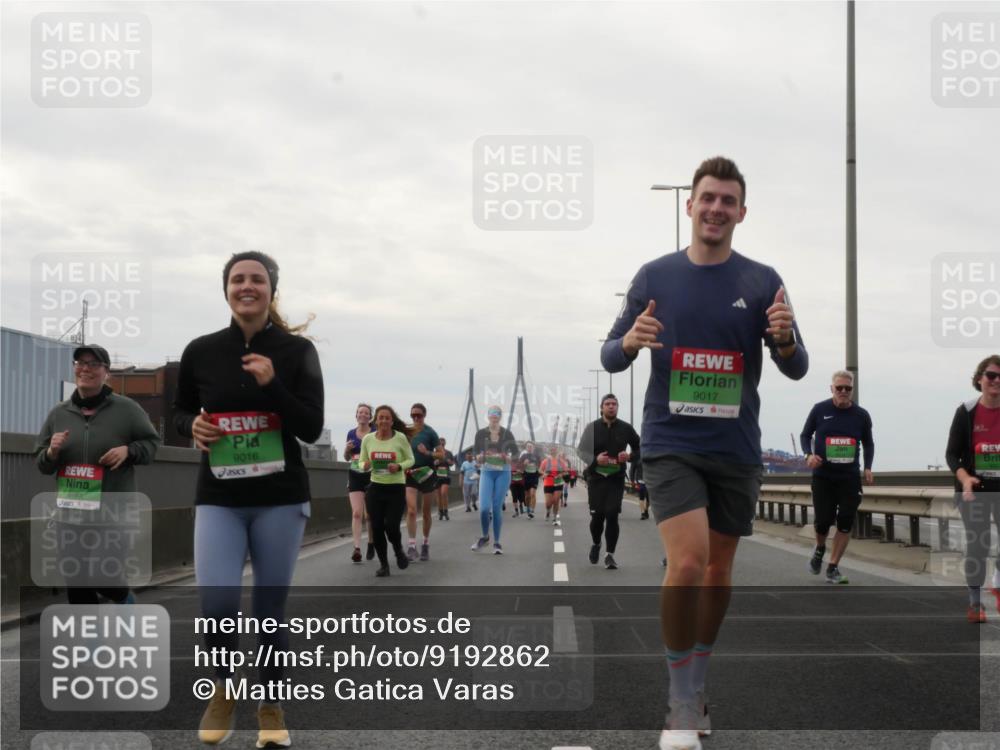 03.10.2025 - Köhlbrandbrückenlauf Matties Gatica Varas http://msf.ph/oto/9192862 03.10.2025 16:12:16 Position 3 8183, 9016, 9017 meine-sportfotos.de