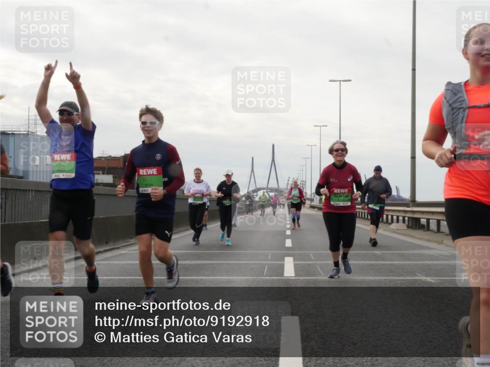 03.10.2025 - Köhlbrandbrückenlauf Matties Gatica Varas http://msf.ph/oto/9192918 03.10.2025 16:12:28 Position 3 9693, 9694 meine-sportfotos.de