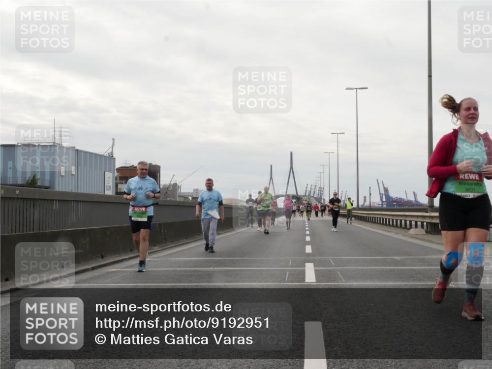 03.10.2025 - Köhlbrandbrückenlauf Matties Gatica Varas http://msf.ph/oto/9192951 03.10.2025 16:12:36 Position 3 8837 meine-sportfotos.de