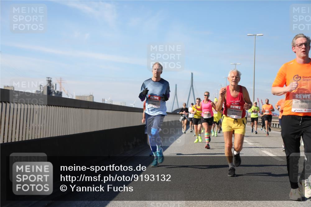 03.10.2025 - Köhlbrandbrückenlauf Yannick Fuchs http://msf.ph/oto/9193132 03.10.2025 11:54:48 Position 3 6028, 4426, 5852 meine-sportfotos.de