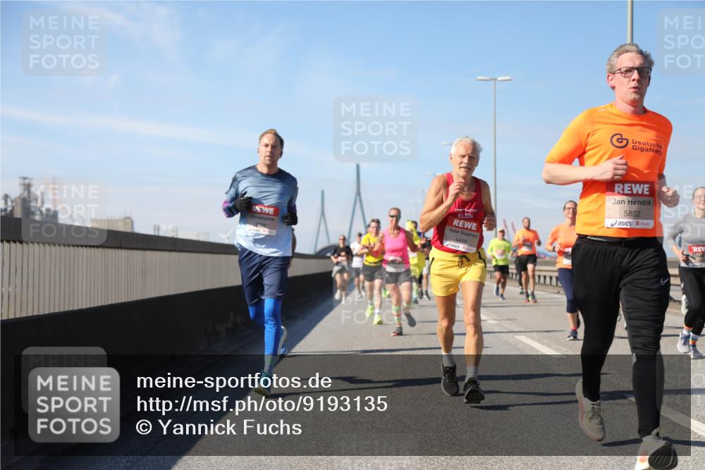 03.10.2025 - Köhlbrandbrückenlauf Yannick Fuchs http://msf.ph/oto/9193135 03.10.2025 11:54:48 Position 3 4426, 5852 meine-sportfotos.de