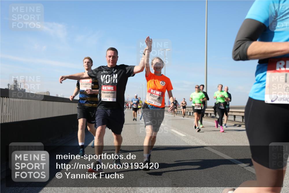 03.10.2025 - Köhlbrandbrückenlauf Yannick Fuchs http://msf.ph/oto/9193420 03.10.2025 11:55:12 Position 3 4406, 5054, 6 meine-sportfotos.de