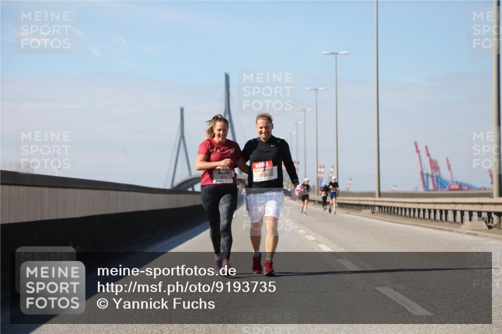 03.10.2025 - Köhlbrandbrückenlauf Yannick Fuchs http://msf.ph/oto/9193735 03.10.2025 12:17:37 Position 3 6011, 6010 meine-sportfotos.de
