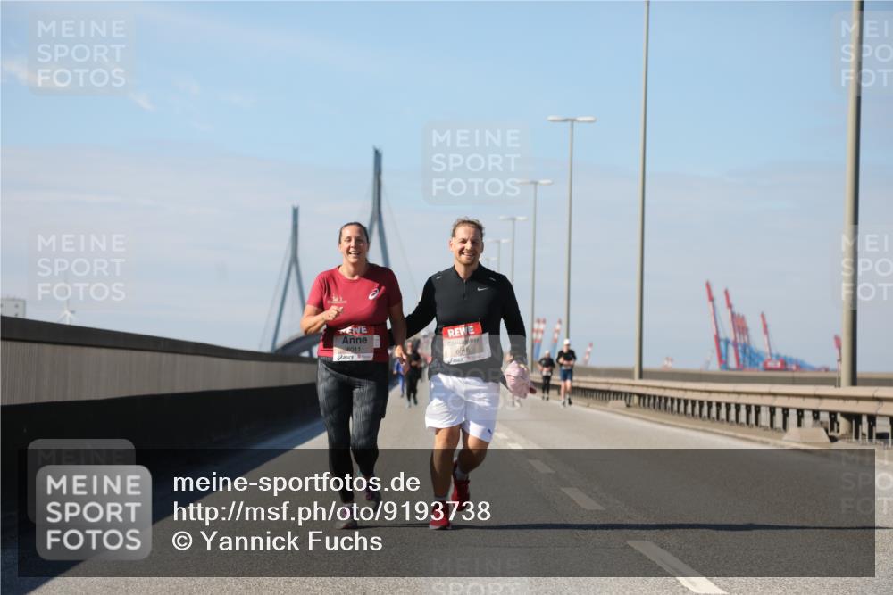 03.10.2025 - Köhlbrandbrückenlauf Yannick Fuchs http://msf.ph/oto/9193738 03.10.2025 12:17:38 Position 3 6011, 6016 meine-sportfotos.de