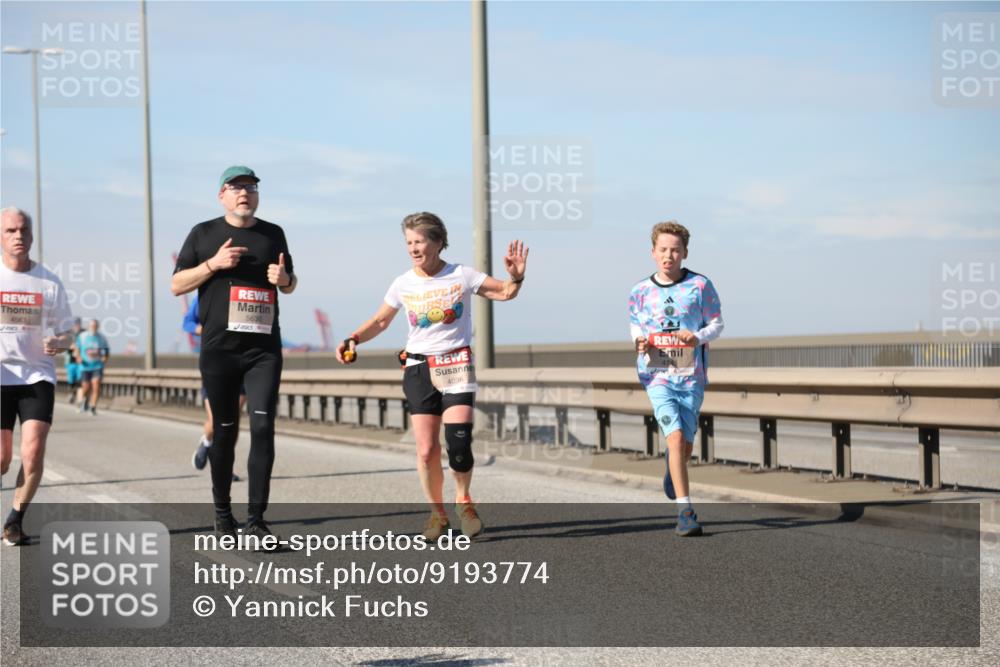 03.10.2025 - Köhlbrandbrückenlauf Yannick Fuchs http://msf.ph/oto/9193774 03.10.2025 11:55:40 Position 3 4563, 5630, 4036 meine-sportfotos.de