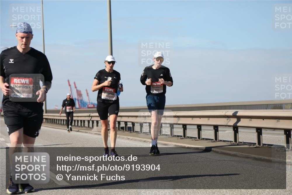 03.10.2025 - Köhlbrandbrückenlauf Yannick Fuchs http://msf.ph/oto/9193904 03.10.2025 12:17:57 Position 3 5136, 6257, 6258 meine-sportfotos.de