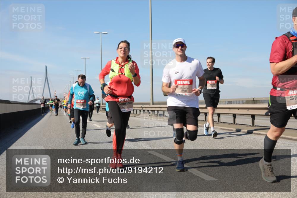 03.10.2025 - Köhlbrandbrückenlauf Yannick Fuchs http://msf.ph/oto/9194212 03.10.2025 11:56:26 Position 3 6790, 4696, 5 meine-sportfotos.de