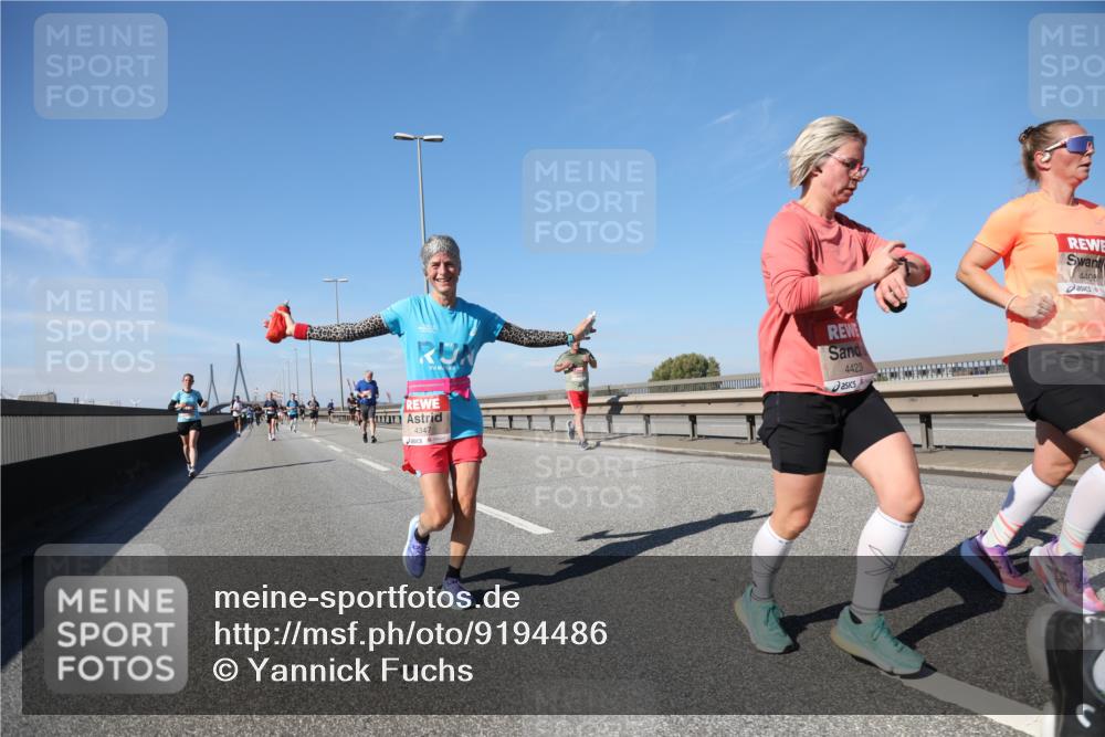 03.10.2025 - Köhlbrandbrückenlauf Yannick Fuchs http://msf.ph/oto/9194486 03.10.2025 11:56:48 Position 3 4347, 4423, 4408 meine-sportfotos.de