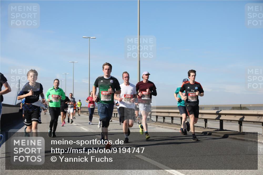 03.10.2025 - Köhlbrandbrückenlauf Yannick Fuchs http://msf.ph/oto/9194747 03.10.2025 11:57:14 Position 3 5806, 5761 meine-sportfotos.de