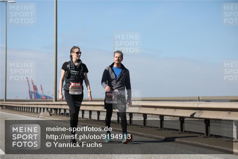 03.10.2025 - Köhlbrandbrückenlauf Yannick Fuchs http://msf.ph/oto/9194913 03.10.2025 12:22:00 Position 3 6096, 4273, 992 meine-sportfotos.de