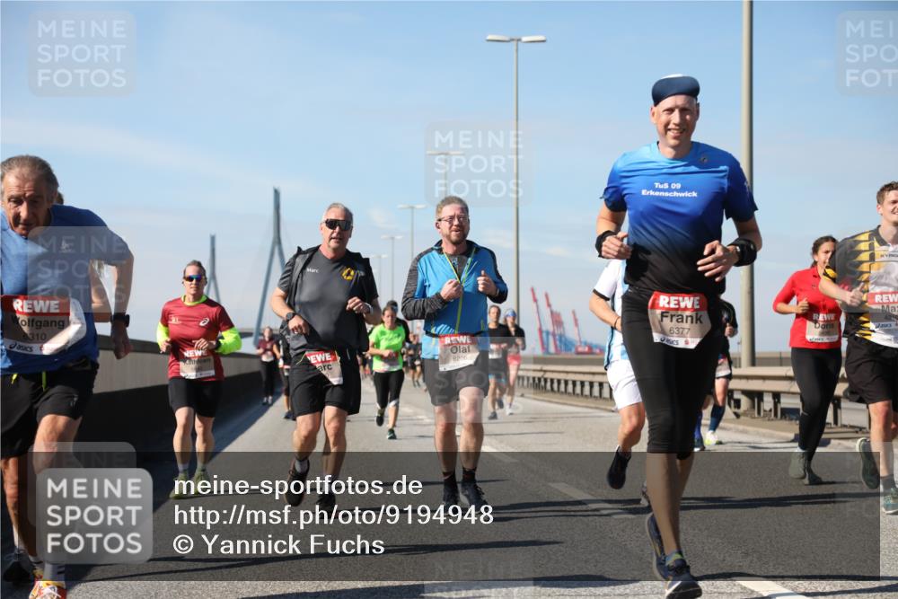 03.10.2025 - Köhlbrandbrückenlauf Yannick Fuchs http://msf.ph/oto/9194948 03.10.2025 11:57:32 Position 3 6310, 6208, 09, 6377 meine-sportfotos.de