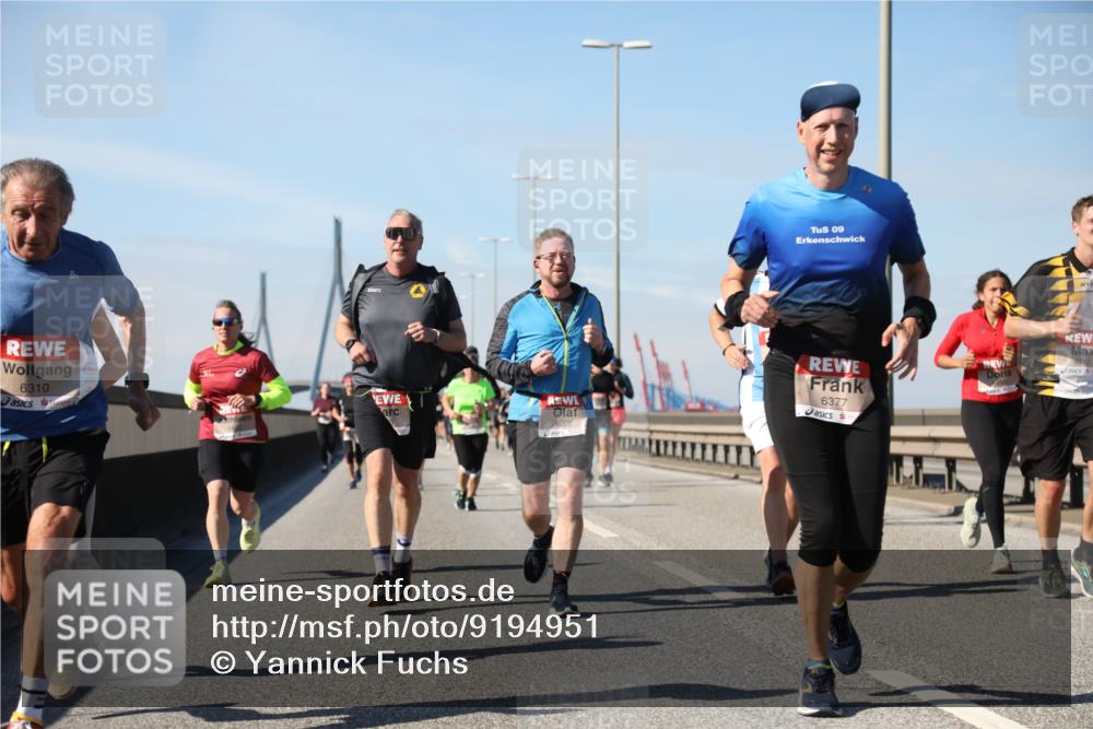 03.10.2025 - Köhlbrandbrückenlauf Yannick Fuchs http://msf.ph/oto/9194951 03.10.2025 11:57:32 Position 3 6310, 09, 6377, 6208, 1210 meine-sportfotos.de