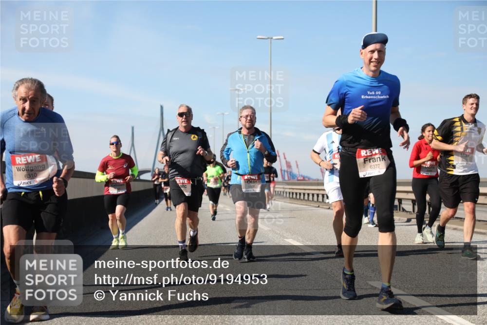 03.10.2025 - Köhlbrandbrückenlauf Yannick Fuchs http://msf.ph/oto/9194953 03.10.2025 11:57:32 Position 3 6310, 09, 6208, 6377 meine-sportfotos.de