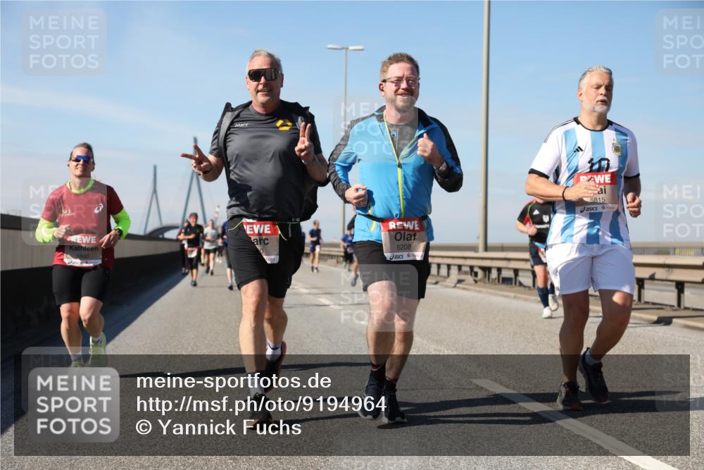 03.10.2025 - Köhlbrandbrückenlauf Yannick Fuchs http://msf.ph/oto/9194964 03.10.2025 11:57:34 Position 3 5840, 6208, 5815 meine-sportfotos.de