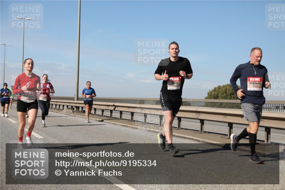 03.10.2025 - Köhlbrandbrückenlauf Yannick Fuchs http://msf.ph/oto/9195334 03.10.2025 11:59:07 Position 3 4829, 5304, 5148 meine-sportfotos.de