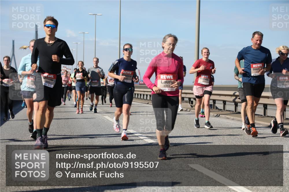 03.10.2025 - Köhlbrandbrückenlauf Yannick Fuchs http://msf.ph/oto/9195507 03.10.2025 11:59:51 Position 3 665, 6645, 5, 4363, 4838 meine-sportfotos.de