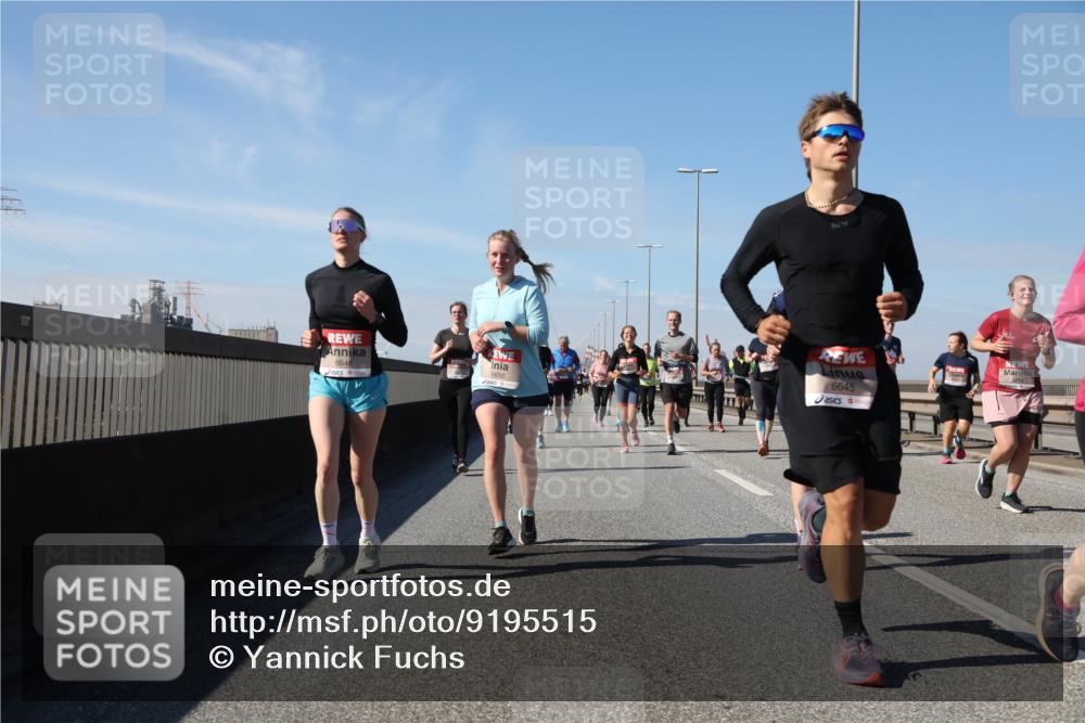 03.10.2025 - Köhlbrandbrückenlauf Yannick Fuchs http://msf.ph/oto/9195515 03.10.2025 11:59:52 Position 3 6645, 6648, 6650 meine-sportfotos.de