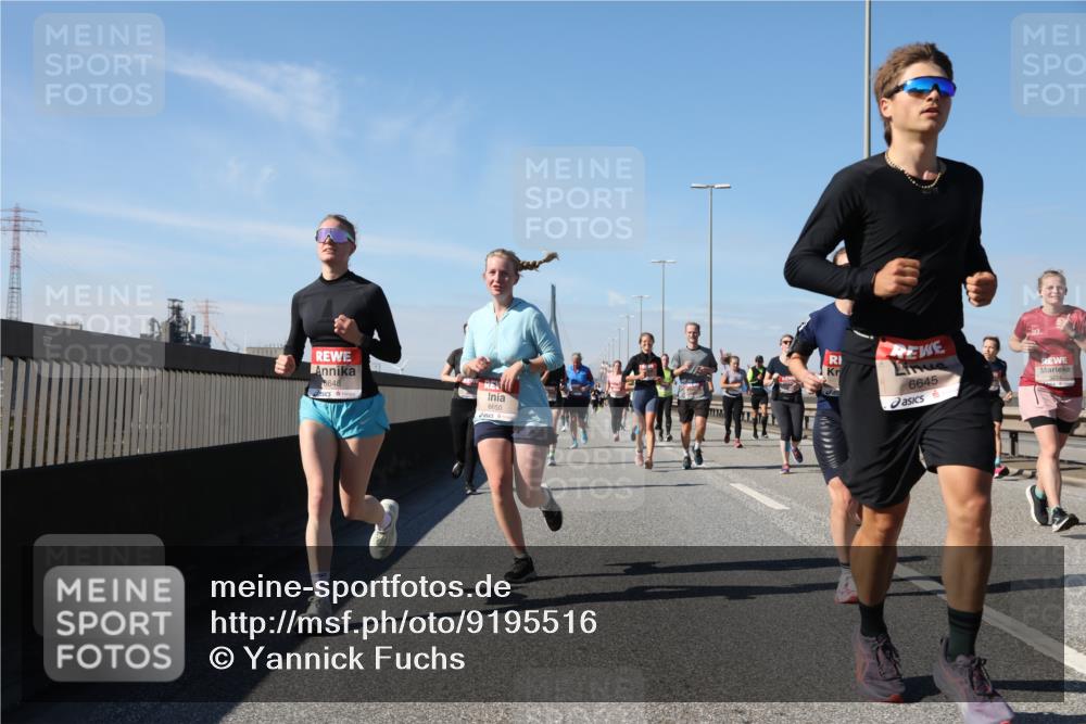 03.10.2025 - Köhlbrandbrückenlauf Yannick Fuchs http://msf.ph/oto/9195516 03.10.2025 11:59:53 Position 3 5648, 6650, 6645 meine-sportfotos.de