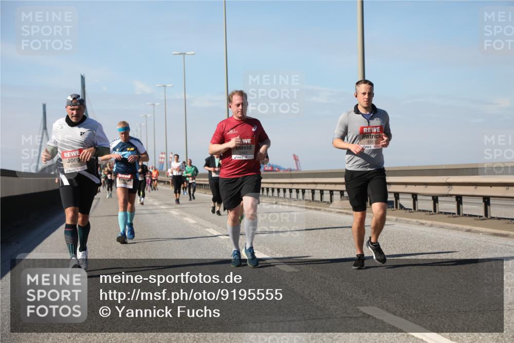 03.10.2025 - Köhlbrandbrückenlauf Yannick Fuchs http://msf.ph/oto/9195555 03.10.2025 12:00:01 Position 3 4393, 5483, 5917 meine-sportfotos.de