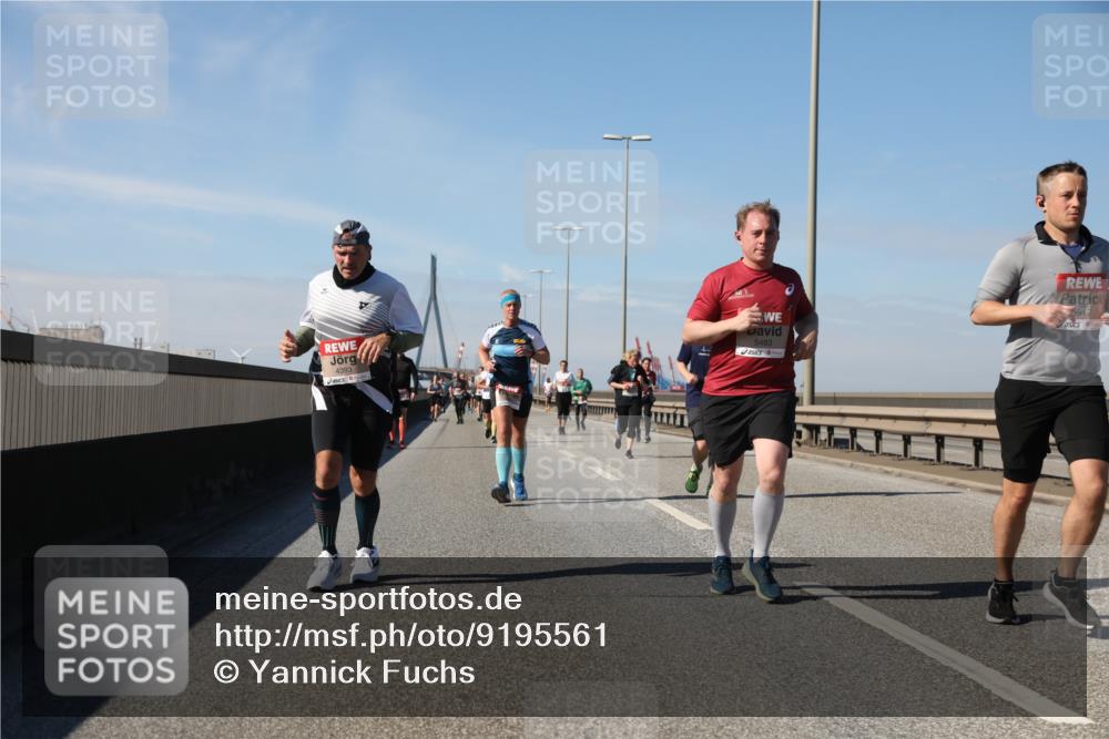 03.10.2025 - Köhlbrandbrückenlauf Yannick Fuchs http://msf.ph/oto/9195561 03.10.2025 12:00:03 Position 3 4393, 5483, 5917 meine-sportfotos.de