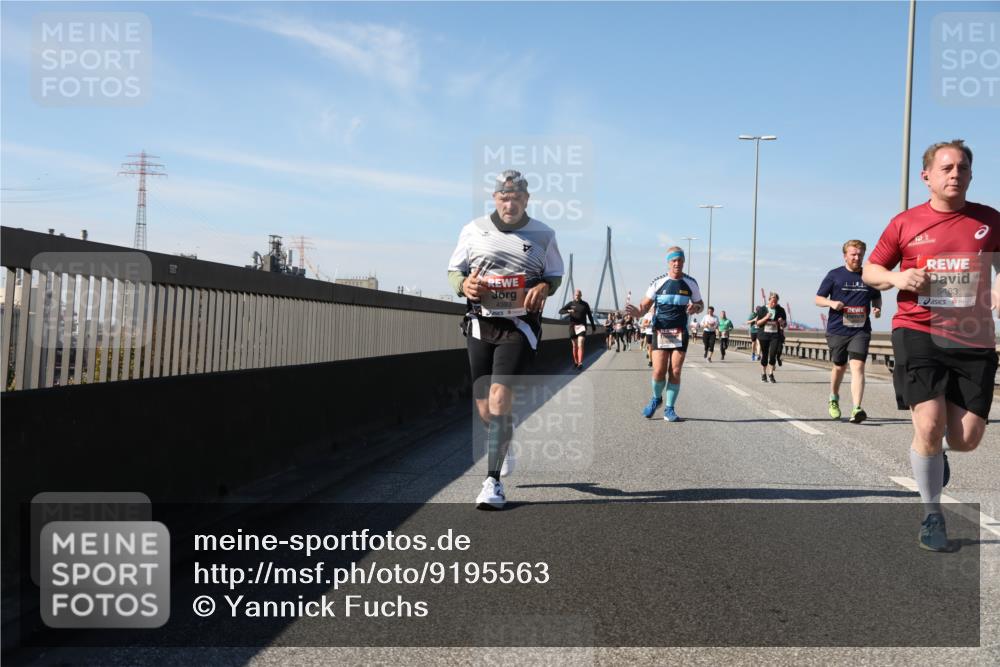 03.10.2025 - Köhlbrandbrückenlauf Yannick Fuchs http://msf.ph/oto/9195563 03.10.2025 12:00:03 Position 3 4393, 5483 meine-sportfotos.de