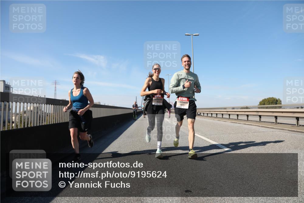 03.10.2025 - Köhlbrandbrückenlauf Yannick Fuchs http://msf.ph/oto/9195624 03.10.2025 12:00:20 Position 3 6678, 6675 meine-sportfotos.de