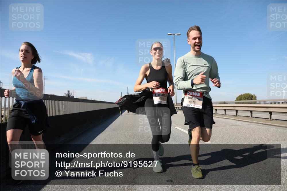 03.10.2025 - Köhlbrandbrückenlauf Yannick Fuchs http://msf.ph/oto/9195627 03.10.2025 12:00:21 Position 3 6676, 6675 meine-sportfotos.de