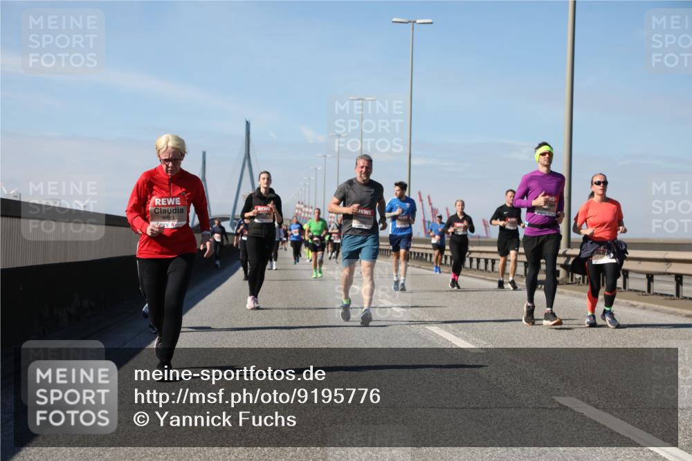03.10.2025 - Köhlbrandbrückenlauf Yannick Fuchs http://msf.ph/oto/9195776 03.10.2025 12:00:57 Position 3 4887 meine-sportfotos.de