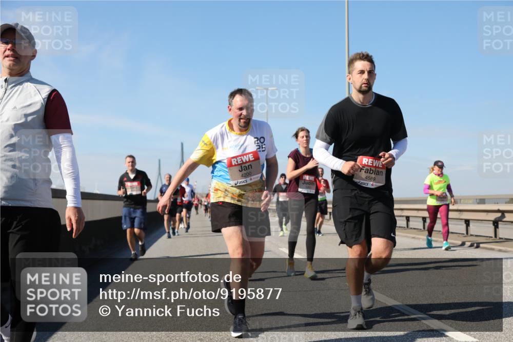 03.10.2025 - Köhlbrandbrückenlauf Yannick Fuchs http://msf.ph/oto/9195877 03.10.2025 12:01:24 Position 3 4200, 5451, 4589 meine-sportfotos.de