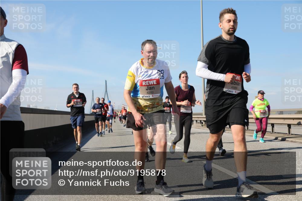 03.10.2025 - Köhlbrandbrückenlauf Yannick Fuchs http://msf.ph/oto/9195878 03.10.2025 12:01:25 Position 3 25, 4200, 5451, 4589 meine-sportfotos.de