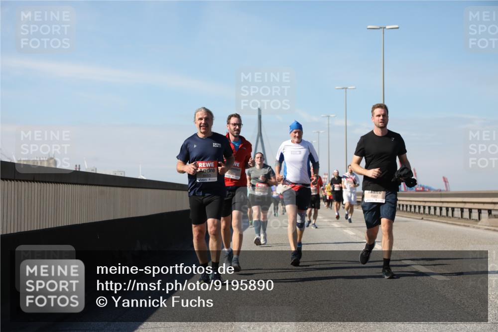 03.10.2025 - Köhlbrandbrückenlauf Yannick Fuchs http://msf.ph/oto/9195890 03.10.2025 12:01:28 Position 3 25, 6653, 5725, 4987 meine-sportfotos.de