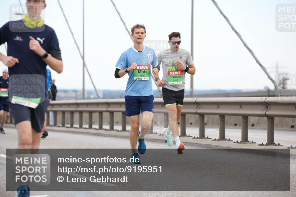 03.10.2025 - Köhlbrandbrückenlauf Lena Gebhardt http://msf.ph/oto/9195951 03.10.2025 15:24:05 Position 1 7882, 7411 meine-sportfotos.de