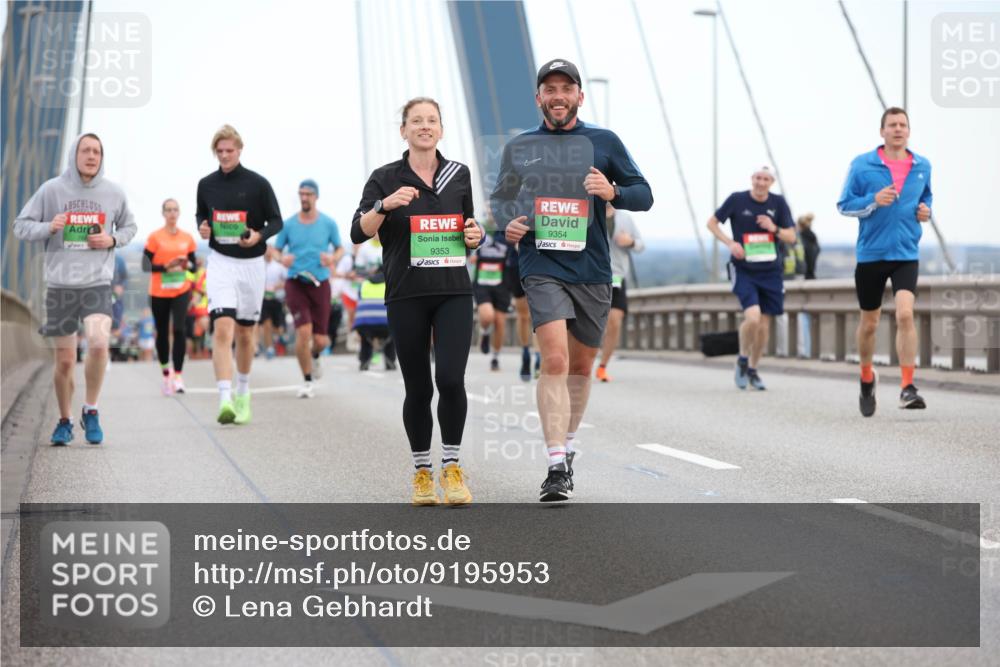 03.10.2025 - Köhlbrandbrückenlauf Lena Gebhardt http://msf.ph/oto/9195953 03.10.2025 15:24:07 Position 1 9353, 9354 meine-sportfotos.de