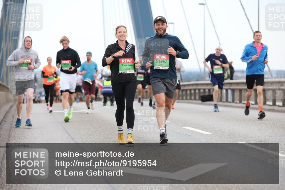 03.10.2025 - Köhlbrandbrückenlauf Lena Gebhardt http://msf.ph/oto/9195954 03.10.2025 15:24:07 Position 1 9353, 9354 meine-sportfotos.de