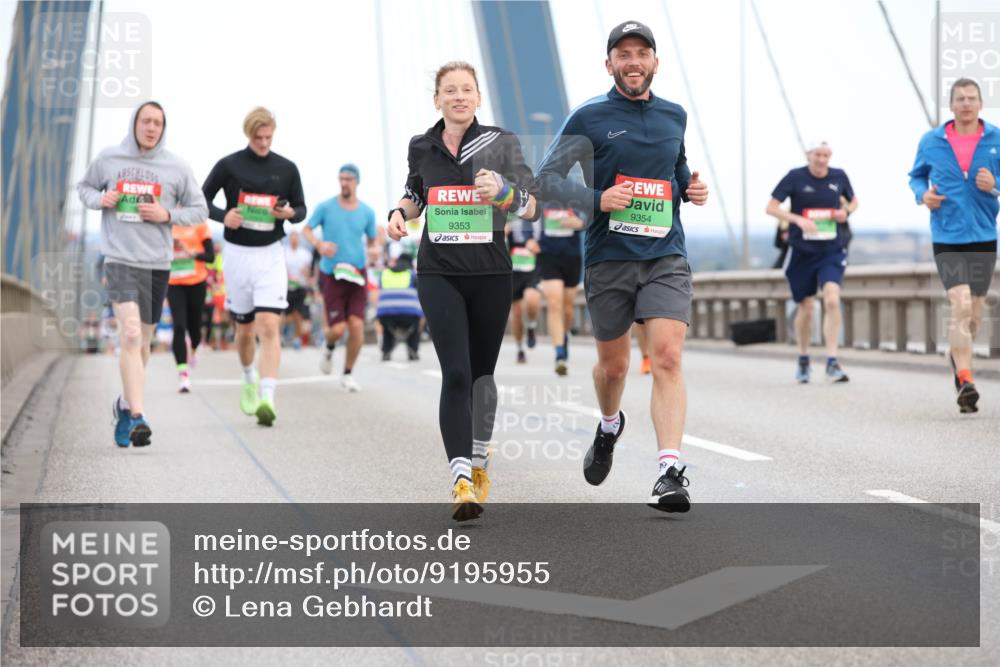 03.10.2025 - Köhlbrandbrückenlauf Lena Gebhardt http://msf.ph/oto/9195955 03.10.2025 15:24:07 Position 1 9353, 9354 meine-sportfotos.de