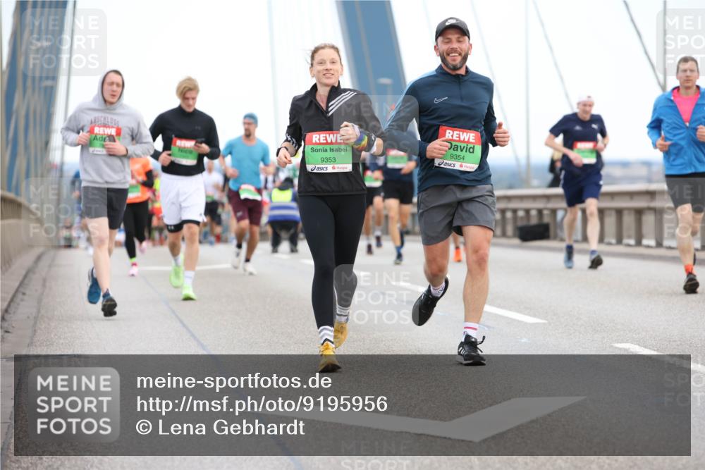 03.10.2025 - Köhlbrandbrückenlauf Lena Gebhardt http://msf.ph/oto/9195956 03.10.2025 15:24:07 Position 1 9353, 9354 meine-sportfotos.de