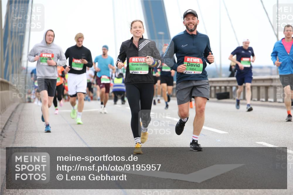 03.10.2025 - Köhlbrandbrückenlauf Lena Gebhardt http://msf.ph/oto/9195957 03.10.2025 15:24:07 Position 1 9353, 9354 meine-sportfotos.de