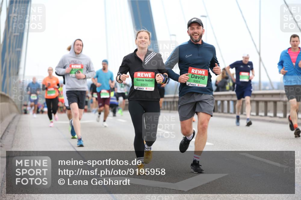 03.10.2025 - Köhlbrandbrückenlauf Lena Gebhardt http://msf.ph/oto/9195958 03.10.2025 15:24:08 Position 1 9353, 9354, 141 meine-sportfotos.de