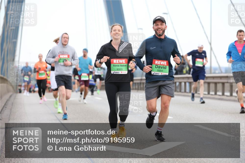 03.10.2025 - Köhlbrandbrückenlauf Lena Gebhardt http://msf.ph/oto/9195959 03.10.2025 15:24:08 Position 1 9353, 9354 meine-sportfotos.de