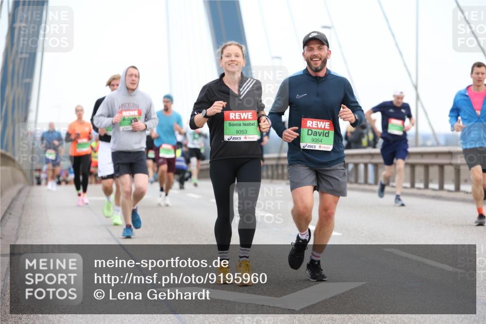 03.10.2025 - Köhlbrandbrückenlauf Lena Gebhardt http://msf.ph/oto/9195960 03.10.2025 15:24:08 Position 1 9353, 9354 meine-sportfotos.de
