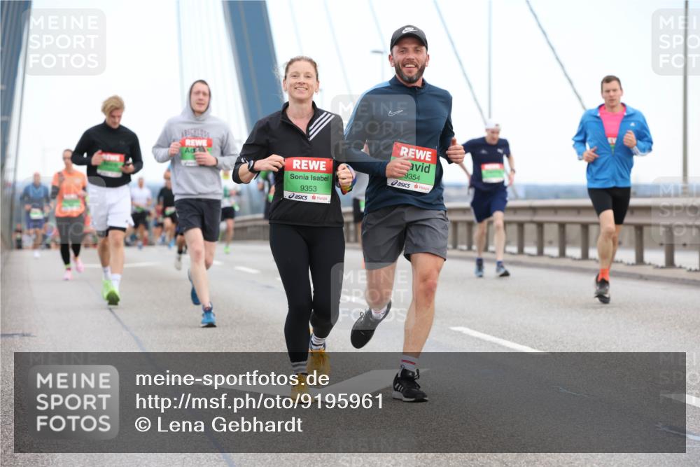 03.10.2025 - Köhlbrandbrückenlauf Lena Gebhardt http://msf.ph/oto/9195961 03.10.2025 15:24:09 Position 1 9353, 9354 meine-sportfotos.de