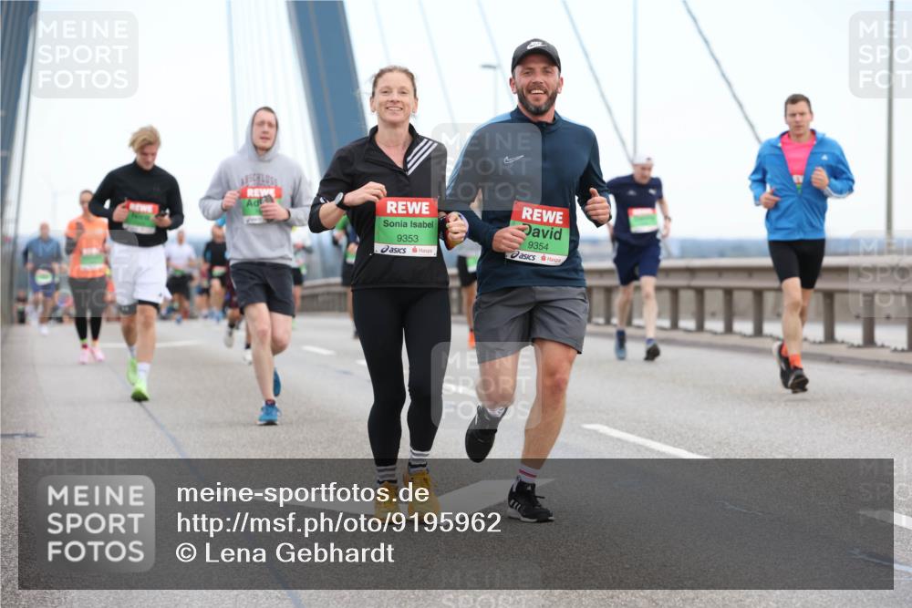 03.10.2025 - Köhlbrandbrückenlauf Lena Gebhardt http://msf.ph/oto/9195962 03.10.2025 15:24:09 Position 1 9353, 9354 meine-sportfotos.de
