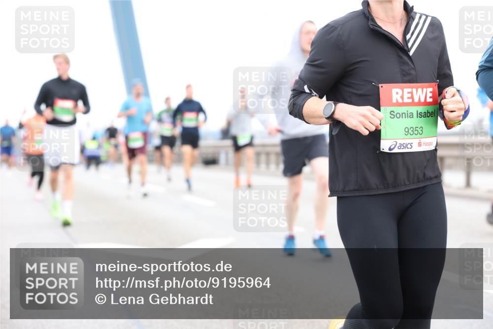 03.10.2025 - Köhlbrandbrückenlauf Lena Gebhardt http://msf.ph/oto/9195964 03.10.2025 15:24:11 Position 1 9353 meine-sportfotos.de