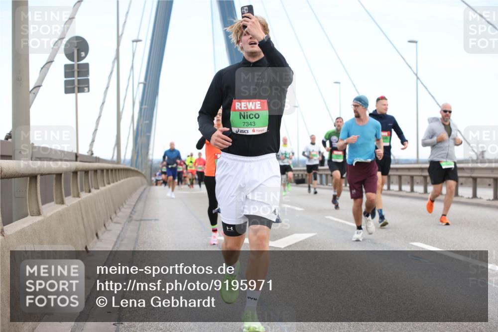 03.10.2025 - Köhlbrandbrückenlauf Lena Gebhardt http://msf.ph/oto/9195971 03.10.2025 15:24:15 Position 1 7343 meine-sportfotos.de